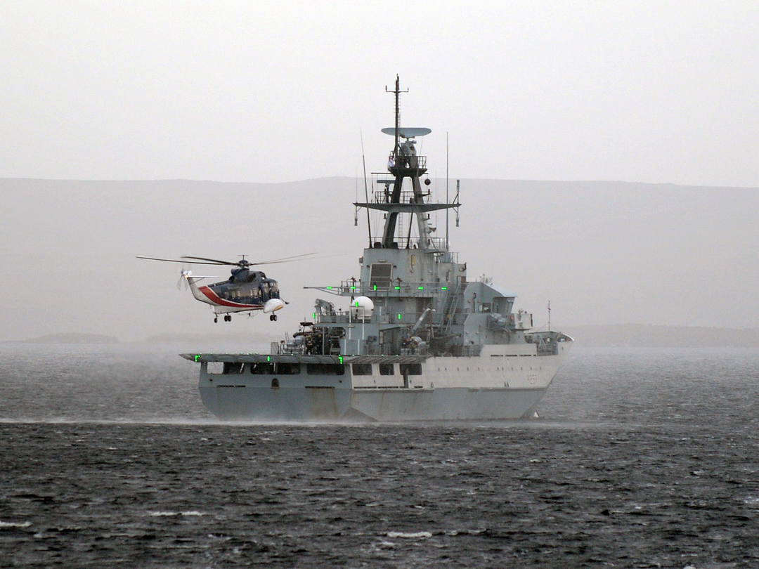 HMS Clyde (P257) Photo Print - With Helicopter 2014 - Royal Navy River Class Patrol Vessel Posters, Prints, & Visual Artwork Hampshire Prints 6 x 4 No Frame No