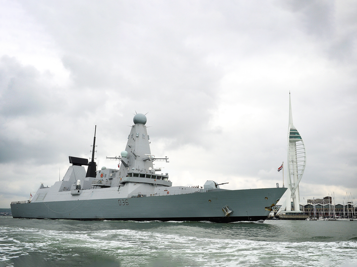 HMS Defender (D36) Royal Navy Type 45 Destroyer Leaving Portsmouth 2014 Photo Print Wall Art Decor Posters, Prints, & Visual Artwork Hampshire Prints 6 x 4 No Frame No