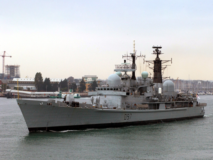 HMS Edinburgh (D97) Royal Navy Type 42 Destroyer Leaving Portsmouth 2005 Photo Print Wall Art Decor Posters, Prints, & Visual Artwork Hampshire Prints 6 x 4 No Frame No