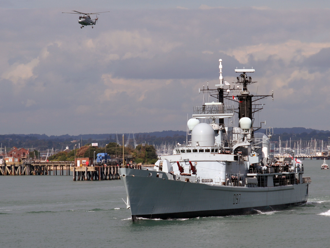HMS Edinburgh (D97) Photo Print - Leaving Portsmouth 2006 - Royal Navy Type 42 Destroyer Posters, Prints, & Visual Artwork Hampshire Prints 6 x 4 No Frame No