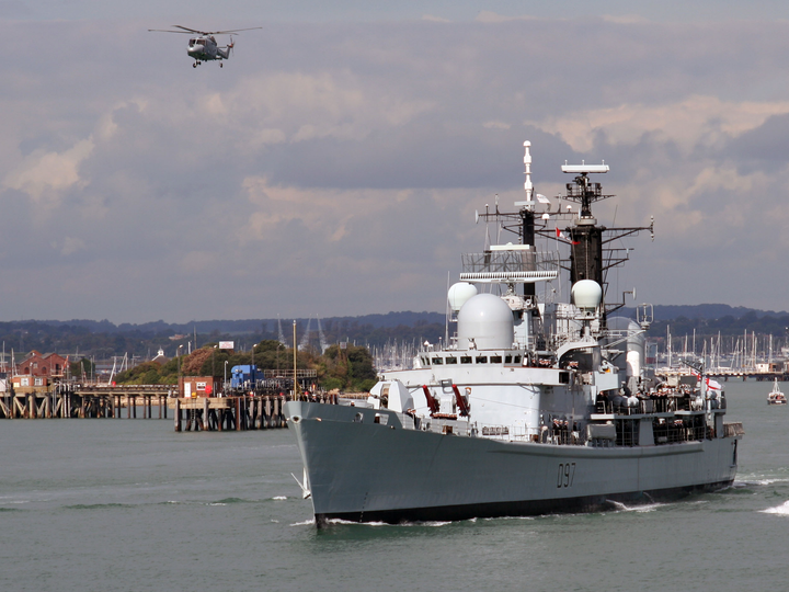 HMS Edinburgh (D97) Royal Navy Type 42 Destroyer Leaving Portsmouth 2006 Photo Print Wall Art Decor Posters, Prints, & Visual Artwork Hampshire Prints 6 x 4 No Frame No