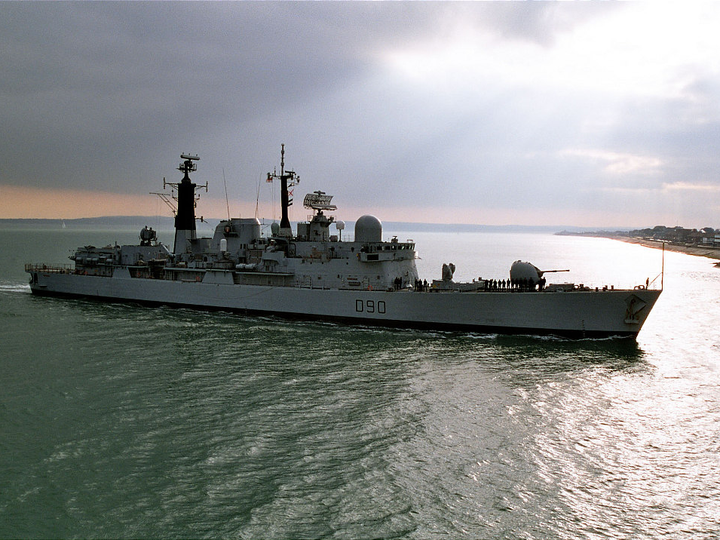 HMS Southampton (D90) - Entering Portsmouth 2004 - Royal Navy Type 42 Destroyer Photo Print Wall Art Naval Decor UK Posters, Prints, & Visual Artwork Hampshire Prints 6 x 4 No Frame No