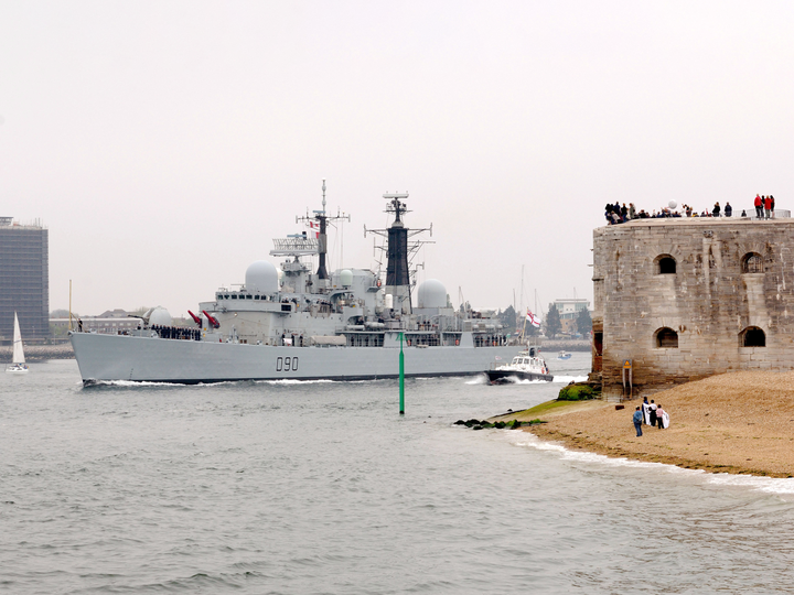 HMS Southampton (D90) - Exits Portsmouth 2007 - Royal Navy Type 42 Destroyer Photo Print Wall Art Naval Decor UK Posters, Prints, & Visual Artwork Hampshire Prints 6 x 4 No Frame No