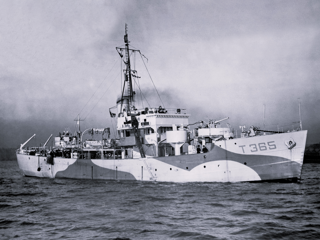 HMS Gulland (T365) Royal Navy Isles Class Trawler At Sea 1943 Photo Print Wall Art Decor Posters, Prints, & Visual Artwork Hampshire Prints 6 x 4 No Frame No