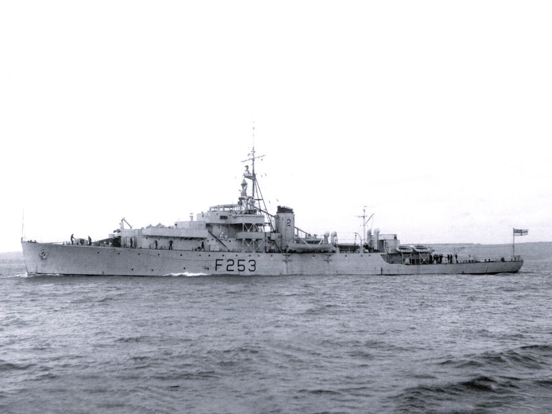 HMS Helmsdale (F253) Photo Print - Port Side View - Royal Navy River Class Frigate Posters, Prints, & Visual Artwork Hampshire Prints 6 x 4 No Frame No