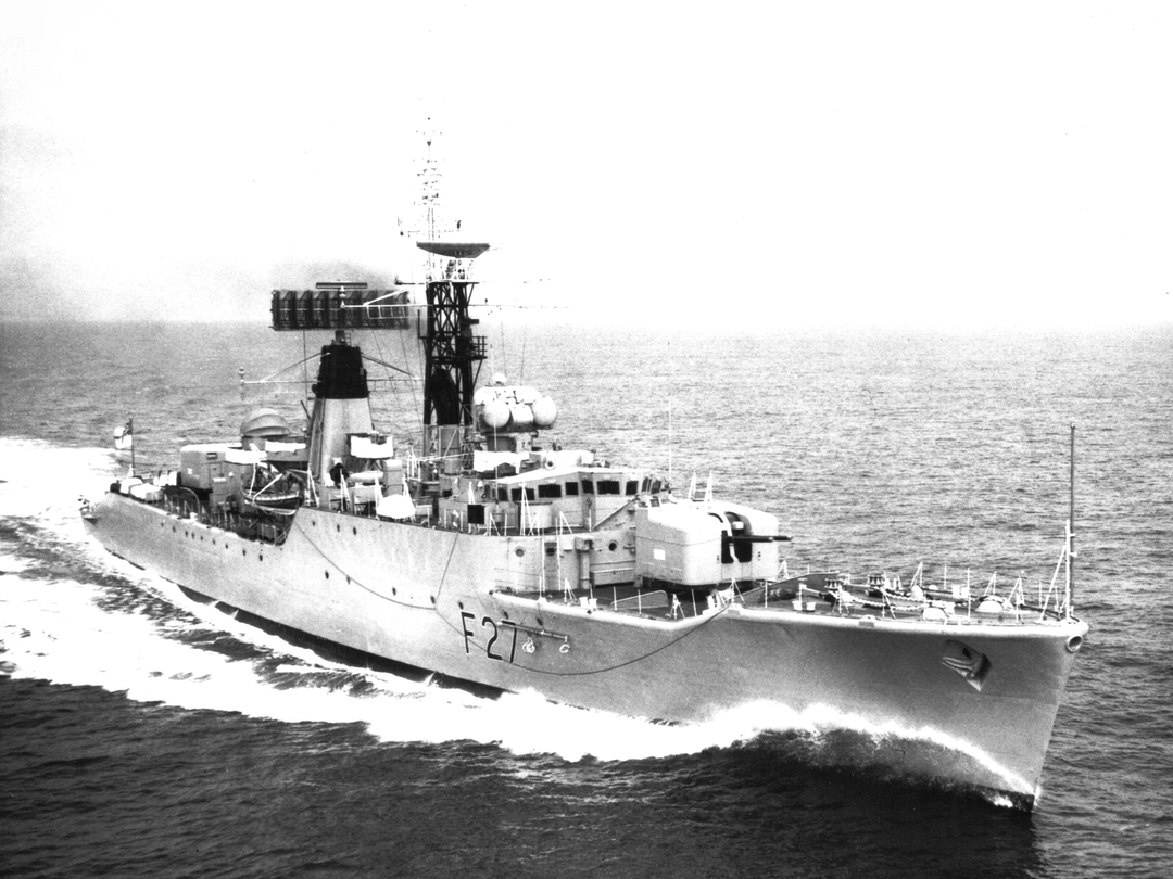 HMS Lynx F27 Leopard Class Frigate Underway Photo Print - Posters, Prints, & Visual Artwork - by Hampshire Prints (image 1 of 9)