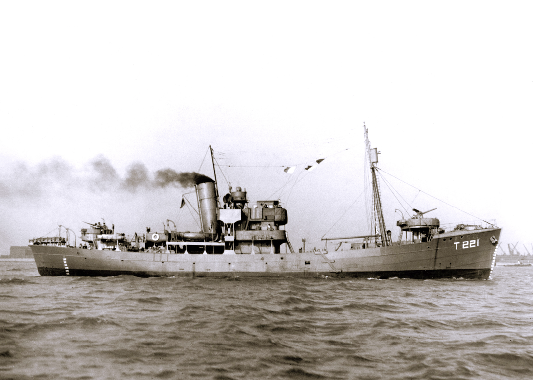 HMS Portsdown (T221) Photo Print - At Sea 1942 - Royal Navy Hills Class Trawler Posters, Prints, & Visual Artwork Hampshire Prints 6 x 4 No Frame No