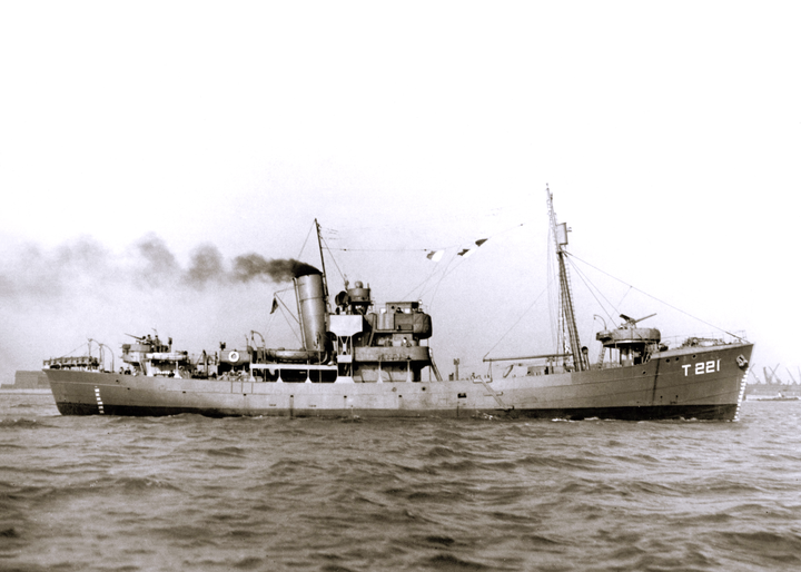 HMS Portsdown (T221) Photo Print - At Sea 1942 - Royal Navy Hills Class Trawler Posters, Prints, & Visual Artwork Hampshire Prints 6 x 4 No Frame No