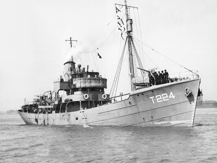 HMS Dunkery (T224) Royal Navy Hills Class Trawler At Sea 1942 Photo Print Wall Art Decor Posters, Prints, & Visual Artwork Hampshire Prints 6 x 4 No Frame No