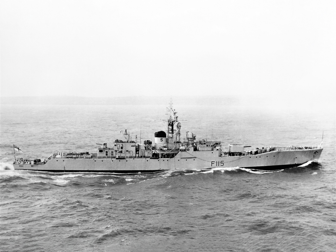 HMS Berwick (F115) Royal Navy Rothesay Class Frigate Starboard Beam View Photo Print Wall Art Decor Posters, Prints, & Visual Artwork Hampshire Prints 6 x 4 No Frame No