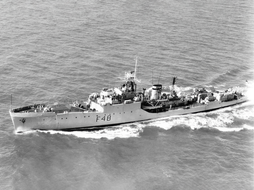 HMS Dundas (F48) Royal Navy Blackwood Class Frigate High Port Side View Photo Print Wall Art Decor Posters, Prints, & Visual Artwork Hampshire Prints 6 x 4 No Frame No