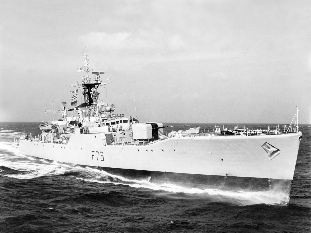 HMS Eastbourne (F73) Royal Navy Whitby Class Frigate Starboard View Photo Print Wall Art Decor Posters, Prints, & Visual Artwork Hampshire Prints 6 x 4 No Frame No