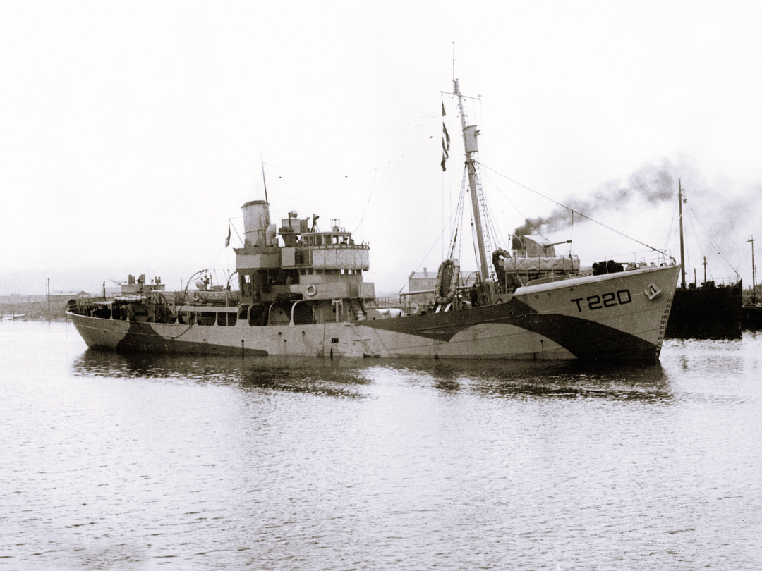 HMS Duncton (T220) Royal Navy Hills Class Trawler Leaving Harbour 1942 Photo Print Wall Art Decor Posters, Prints, & Visual Artwork Hampshire Prints 6 x 4 No Frame No