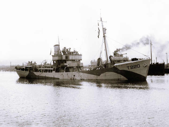 HMS Duncton (T220) Royal Navy Hills Class Trawler Leaving Harbour 1942 Photo Print Wall Art Decor Posters, Prints, & Visual Artwork Hampshire Prints 6 x 4 No Frame No