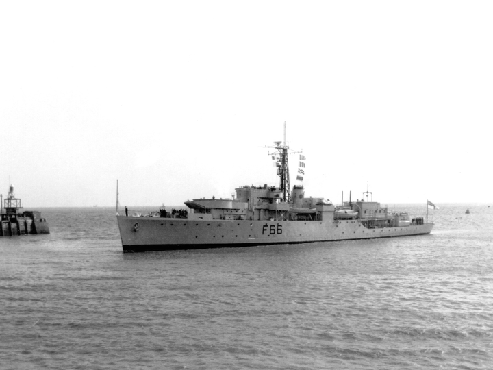 HMS Starling (F66) Photo Print - Entering Port 1954 - Royal Navy Black Swan Class Sloop Posters, Prints, & Visual Artwork Hampshire Prints 6 x 4 No Frame No