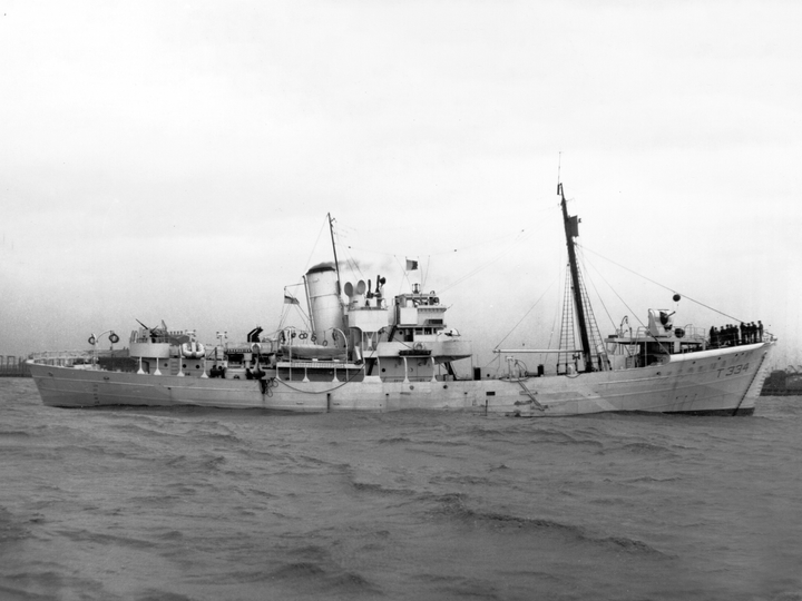 HMS Grenadier (T334) Royal Navy Military Class Trawler At Sea 1943 Photo Print Wall Art Decor Posters, Prints, & Visual Artwork Hampshire Prints 6 x 4 No Frame No