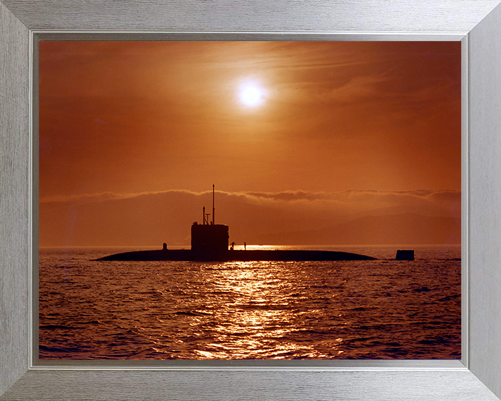 HMS Splendid (S106) Photo Print - Clyde 1995 - Royal Navy Swiftsure Class Submarine Hampshire Prints 10 x 8 Silver Frame No