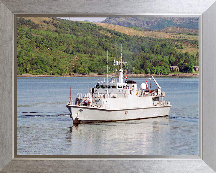HMS Blyth (M111) Royal Navy Sandown Class Minehunter Clyde 2004 Photo Print Wall Art Decor Posters, Prints, & Visual Artwork Hampshire Prints 10 x 8 Silver Frame No