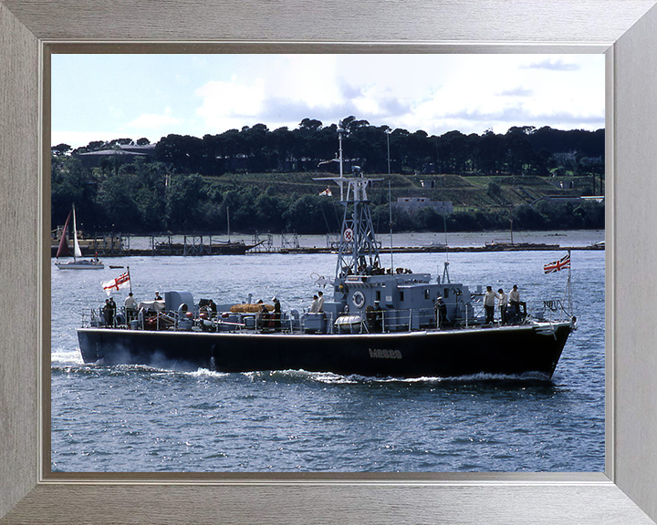 HMS Flintham (M2628) Photo Print - Starboard View - Royal Navy Ham Class Minesweeper Hampshire Prints 10 x 8 Silver Frame No