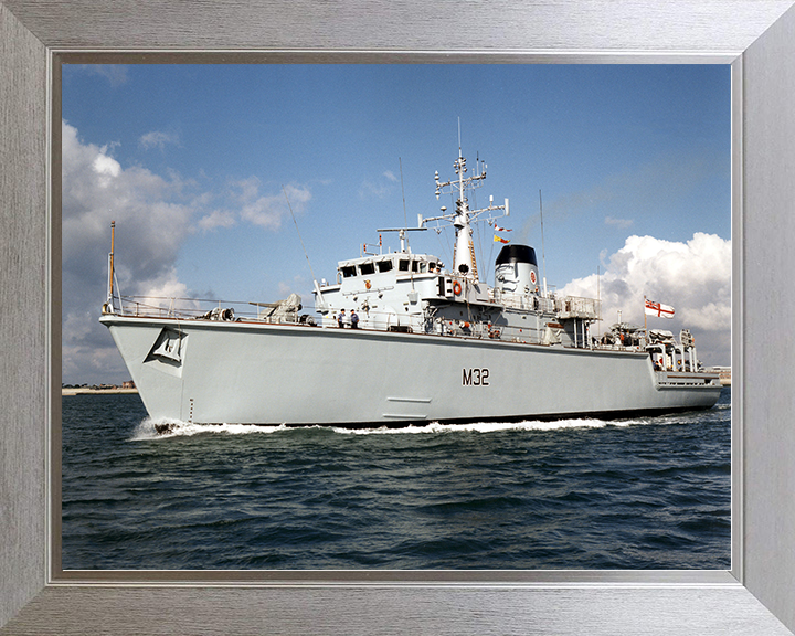 HMS Cottesmore (M32) Royal Navy Hunt Class Mine Warfare Vessel Leaving Portsmouth Photo Print Wall Art Decor Posters, Prints, & Visual Artwork Hampshire Prints 10 x 8 Silver Frame No