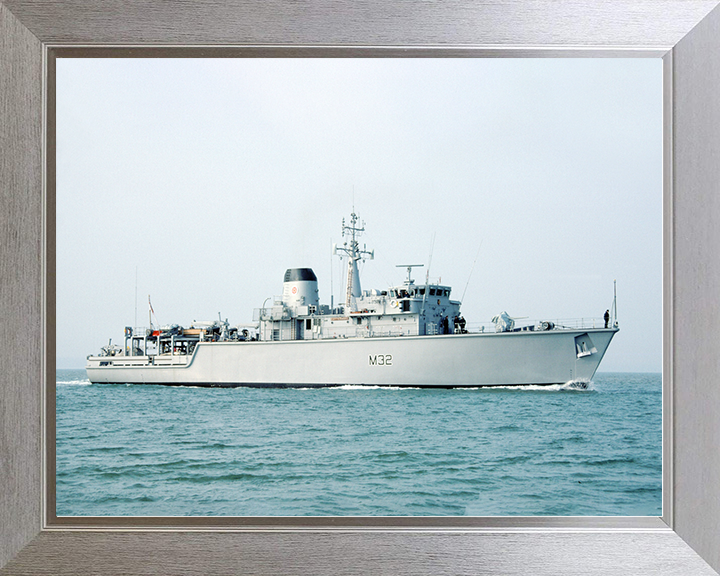 HMS Cottesmore (M32) Royal Navy Hunt Class Mine Warfare Vessel Starboard Beam View Photo Print Wall Art Decor Posters, Prints, & Visual Artwork Hampshire Prints 10 x 8 Silver Frame No