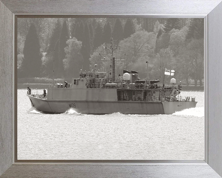 HMS Bangor (M109) Royal Navy Sandown Class Minehunter Clyde 2008 Photo Print Wall Art Decor Posters, Prints, & Visual Artwork Hampshire Prints 10 x 8 Silver Frame No