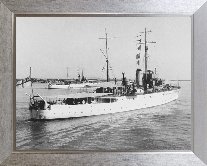 HMS Sandwich (L12) Photo Print - Leaving Port 1933 - Royal Navy Bridgewater Class Sloop Hampshire Prints 10 x 8 Silver Frame No