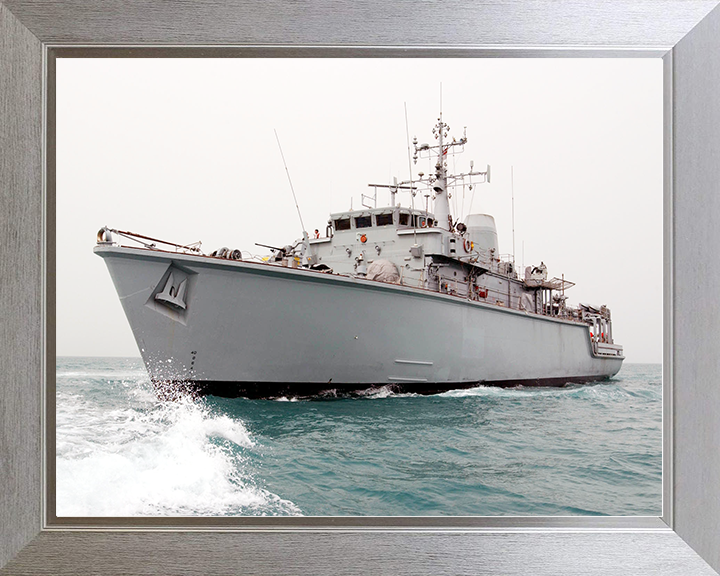 HMS Brocklesby (M33) Royal Navy Hunt Class Mine Warfare Vessel At Sea Photo Print Wall Art Decor Posters, Prints, & Visual Artwork Hampshire Prints 10 x 8 Silver Frame No