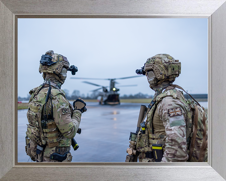 Soldiers Look Towards a Chinook Helicopter Photo Print – British Army Helicopter Operations Wall Art, Military Decor Posters, Prints, & Visual Artwork Hampshire Prints 10 x 8 Silver Frame No