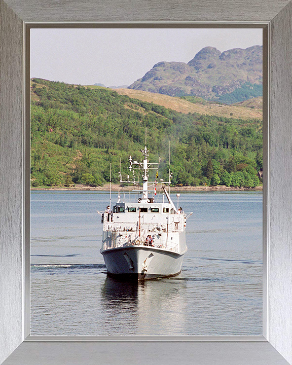 HMS Blyth (M111) Royal Navy Sandown Class Minehunter Bow View Photo Print Wall Art Decor Posters, Prints, & Visual Artwork Hampshire Prints 10 x 8 Silver Frame No