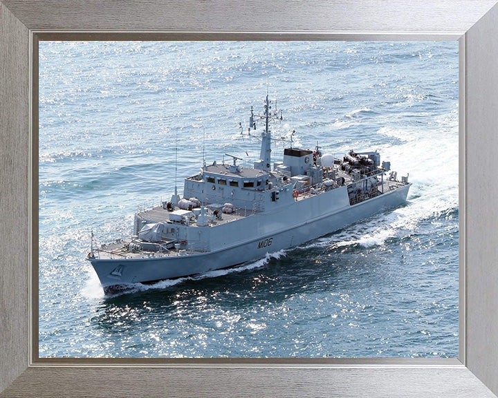 HMS Penzance M106 | Photo Print | Framed Print | Sandown Class | Minehunter | Royal Navy Hampshire Prints