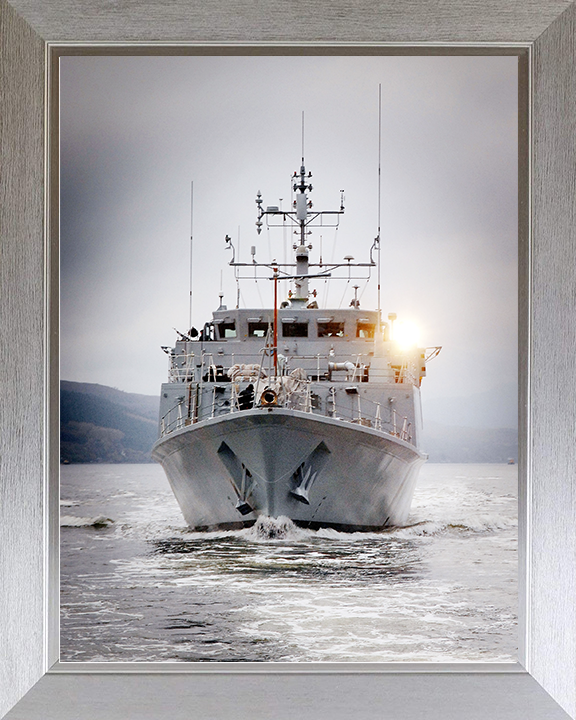 HMS Blyth (M111) Royal Navy Sandown Class Minehunter Scotland 2008 Photo Print Wall Art Decor Posters, Prints, & Visual Artwork Hampshire Prints 10 x 8 Silver Frame No