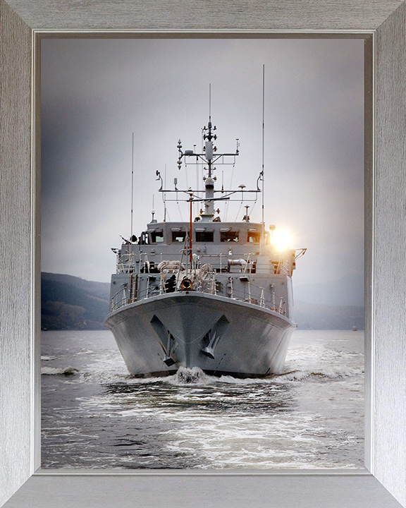 HMS Blyth (M111) Photo Print - Scotland 2008 - Royal Navy Sandown Class Minehunter Hampshire Prints 10 x 8 Silver Frame No