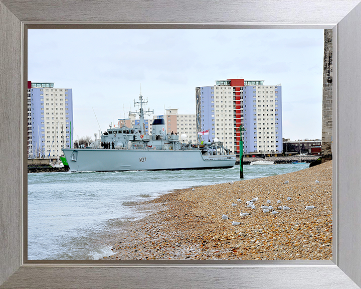 HMS Chiddingfold (M37) Photo Print - Leaving Portsmouth 2013 - Royal Navy Hunt Class Minehunter Posters, Prints, & Visual Artwork Hampshire Prints 10 x 8 Silver Frame No