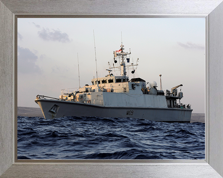 HMS Bangor (M109) Royal Navy Sandown Class Minehunter Low Port Side View Photo Print Wall Art Decor Posters, Prints, & Visual Artwork Hampshire Prints 10 x 8 Silver Frame No
