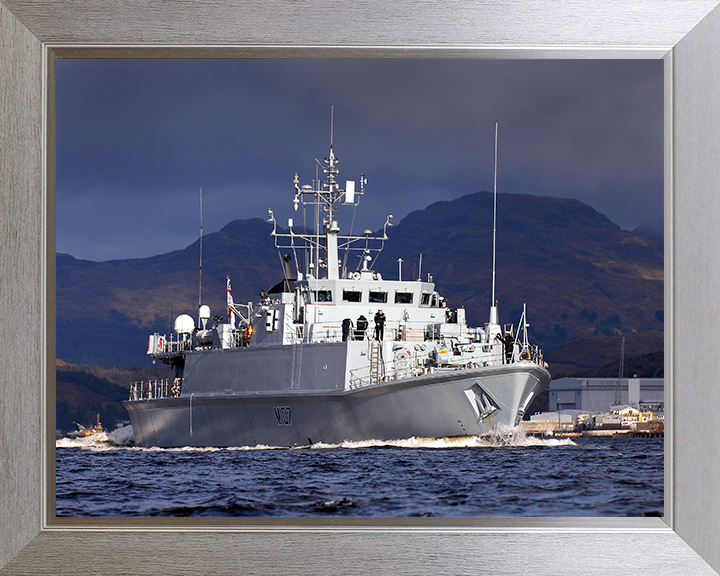 HMS Pembroke (M107) Photo Print - Scotland 2008 - Royal Navy Sandown Class Minehunter Hampshire Prints 10 x 8 Silver Frame No