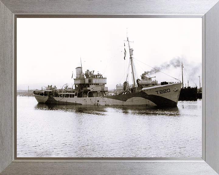 HMS Duncton (T220) Royal Navy Hills Class Trawler Leaving Harbour 1942 Photo Print Wall Art Decor Posters, Prints, & Visual Artwork Hampshire Prints 10 x 8 Silver Frame No