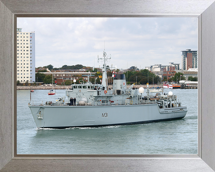 HMS Cattistock (M31) Royal Navy Hunt Class MineHunter Exiting Portsmouth Photo Print Wall Art Decor Posters, Prints, & Visual Artwork Hampshire Prints 10 x 8 Silver Frame No