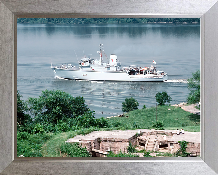HMS Cottesmore (M32) Royal Navy Hunt Class Mine Warfare Vessel Entering Washington Photo Print Wall Art Decor Posters, Prints, & Visual Artwork Hampshire Prints 10 x 8 Silver Frame No