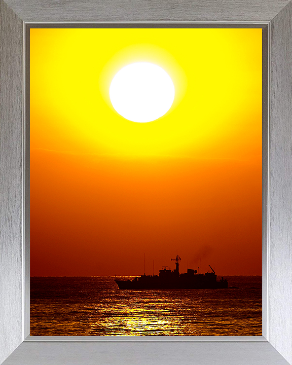 HMS Pembroke (M107) Photo Print - At Sunset 2010 - Royal Navy Sandown Class Minehunter Hampshire Prints 10 x 8 Silver Frame No