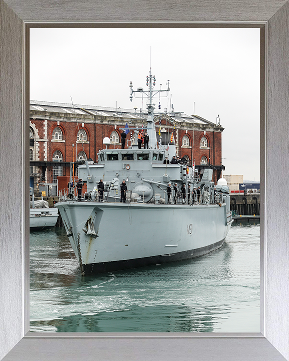 HMS Cattistock (M31) Photo Print - Portsmouth 2019 - Royal Navy Hunt Class MineHunter Posters, Prints, & Visual Artwork Hampshire Prints 10 x 8 Silver Frame No