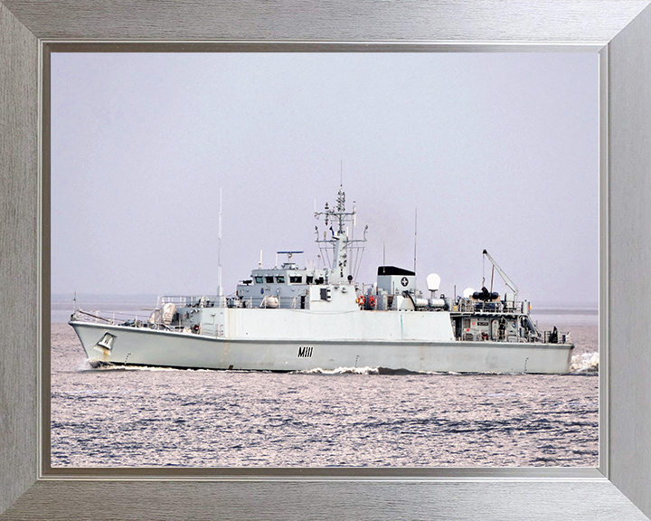 HMS Blyth (M111) Royal Navy Sandown Class Minehunter Port Side View Photo Print Wall Art Decor Posters, Prints, & Visual Artwork Hampshire Prints 10 x 8 Silver Frame No