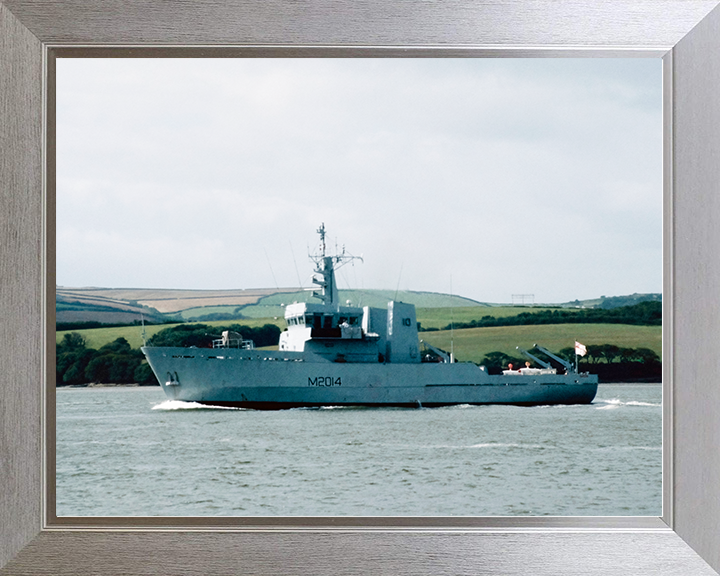 HMS Arun (M2014) Royal Navy River Class Minesweeper Port Side View Photo Print Wall Art Decor Posters, Prints, & Visual Artwork Hampshire Prints 10 x 8 Silver Frame No