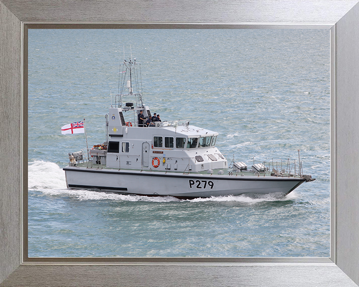 HMS Blazer (P279) Royal Navy Archer Class P2000 Patrol Vessel Underway Photo Print Wall Art Decor Posters, Prints, & Visual Artwork Hampshire Prints 10 x 8 Silver Frame No