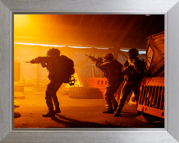 British Army Irish Guards Soldiers Urban Warfare Training 2026 Photo Print Wall Art Military Decor Posters, Prints, & Visual Artwork Hampshire Prints 10 x 8 Silver Frame No