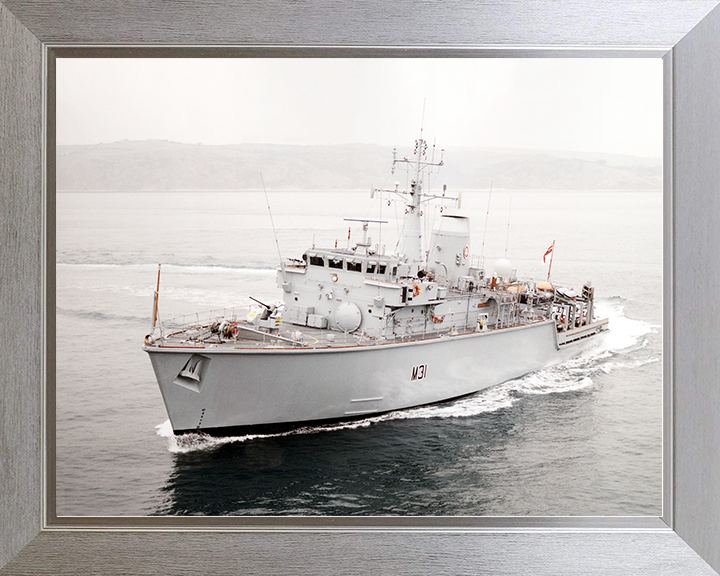 HMS Cattistock (M31) Royal Navy Hunt Class MineHunter Hard Turn Photo Print Wall Art Decor Posters, Prints, & Visual Artwork Hampshire Prints 10 x 8 Silver Frame No