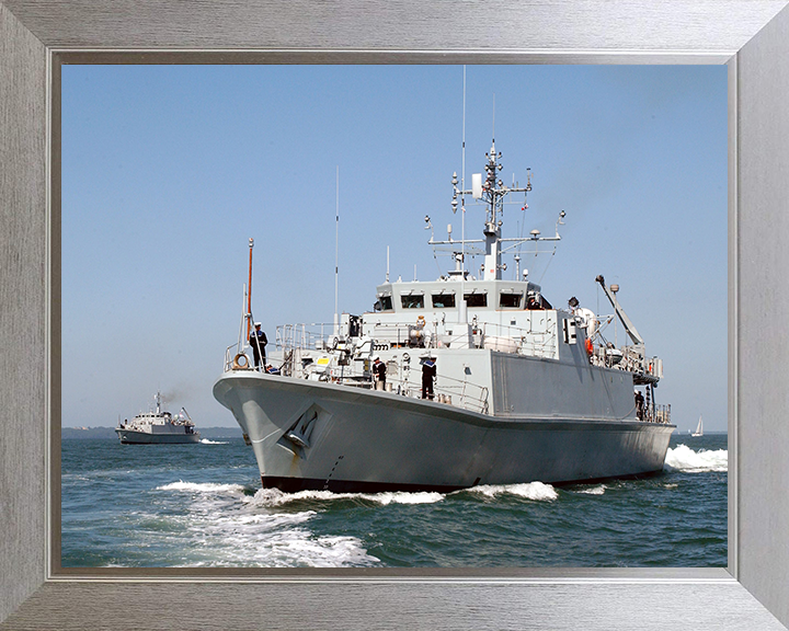 HMS Bangor (M109) Photo Print - Portsmouth 2003 - Royal Navy Sandown Class Minehunter Posters, Prints, & Visual Artwork Hampshire Prints 10 x 8 Silver Frame No