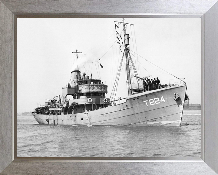HMS Dunkery (T224) Royal Navy Hills Class Trawler At Sea 1942 Photo Print Wall Art Decor Posters, Prints, & Visual Artwork Hampshire Prints 10 x 8 Silver Frame No