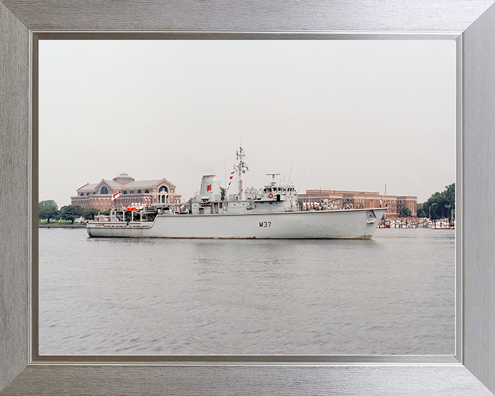 HMS Chiddingfold (M37) Royal Navy Hunt Class Minehunter Starboard Beam Photo Print Wall Art Decor Posters, Prints, & Visual Artwork Hampshire Prints 10 x 8 Silver Frame No