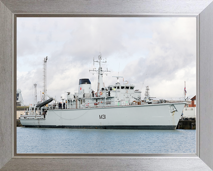 HMS Cattistock (M31) Royal Navy Hunt Class MineHunter Alongside Photo Print Wall Art Decor Posters, Prints, & Visual Artwork Hampshire Prints 10 x 8 Silver Frame No